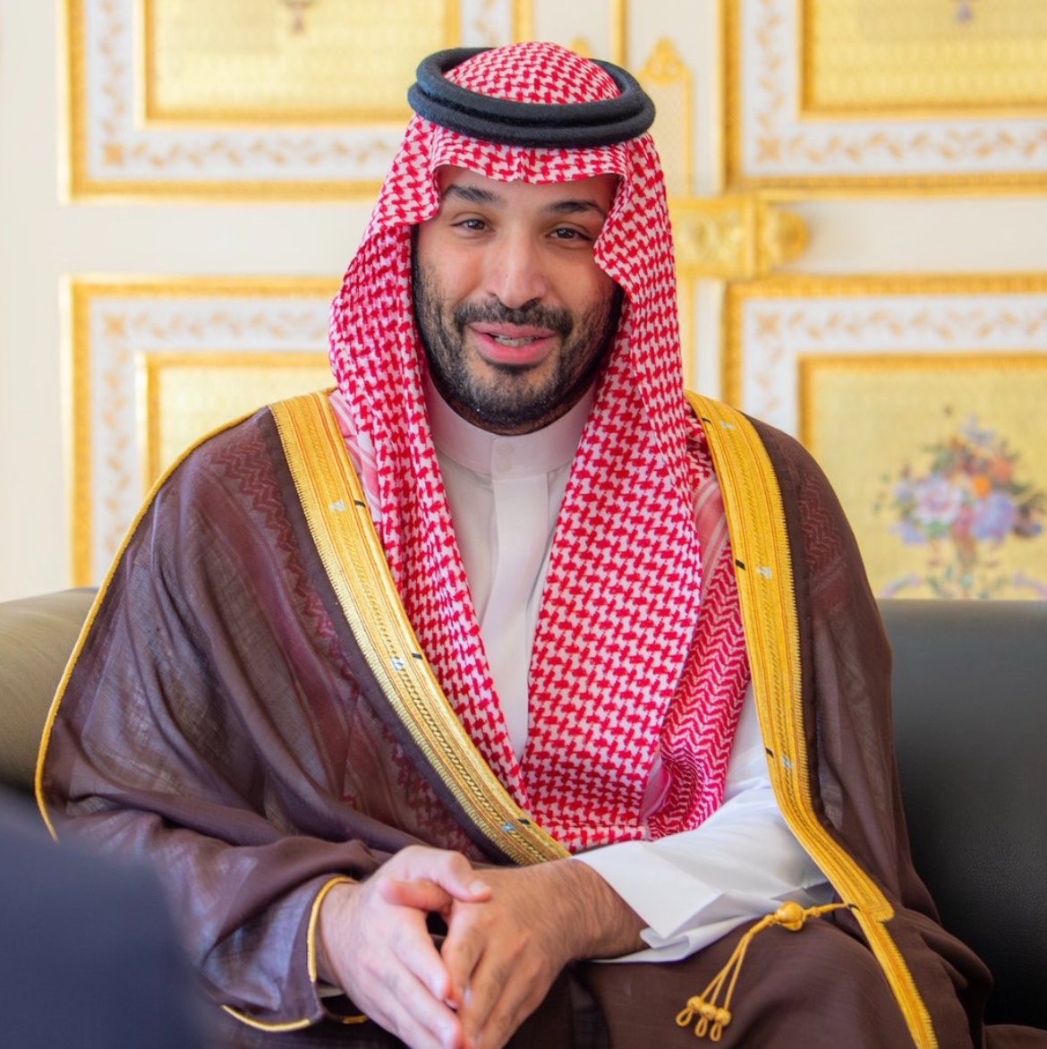 ragehjerwah99's tweet photo. الله اللي عز بالدين سادات العرب
القياده جابها الله لنا واختارها
فالملوك اهل الشرف والحسب واهل النسب
ما يقلط فاول القوم غير خيارها
الملوك اللي لهم كرسي العز انتصب
أسرة ربي نصرها وحنا انصارها
الملوك ملوكنا اللي يثنون الركب
أسرة تحمي وطنها ويامن جارها https://t.co/hY2Hd1uwZZ