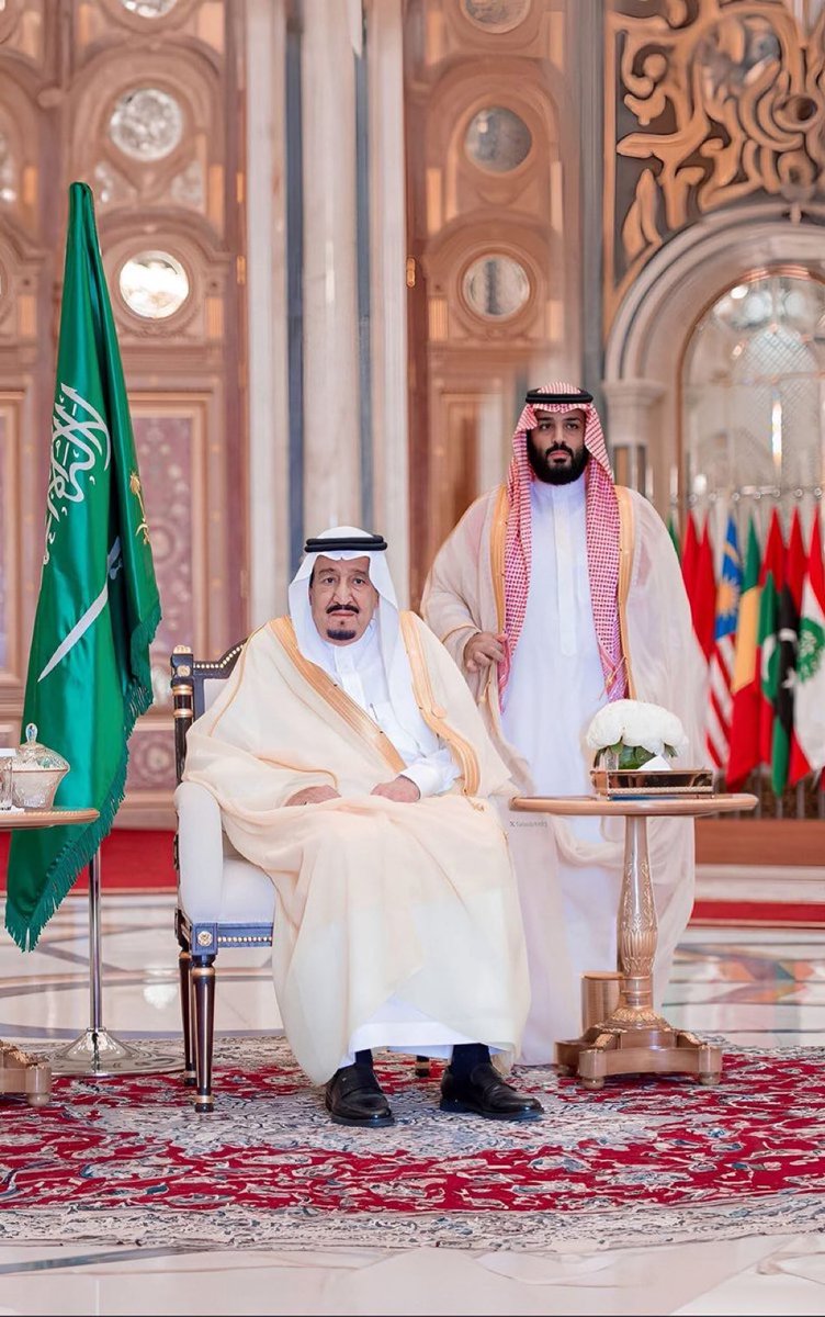 ragehjerwah99's tweet photo. الله اللي عز بالدين سادات العرب
القياده جابها الله لنا واختارها
فالملوك اهل الشرف والحسب واهل النسب
ما يقلط فاول القوم غير خيارها
الملوك اللي لهم كرسي العز انتصب
أسرة ربي نصرها وحنا انصارها
الملوك ملوكنا اللي يثنون الركب
أسرة تحمي وطنها ويامن جارها https://t.co/hY2Hd1uwZZ