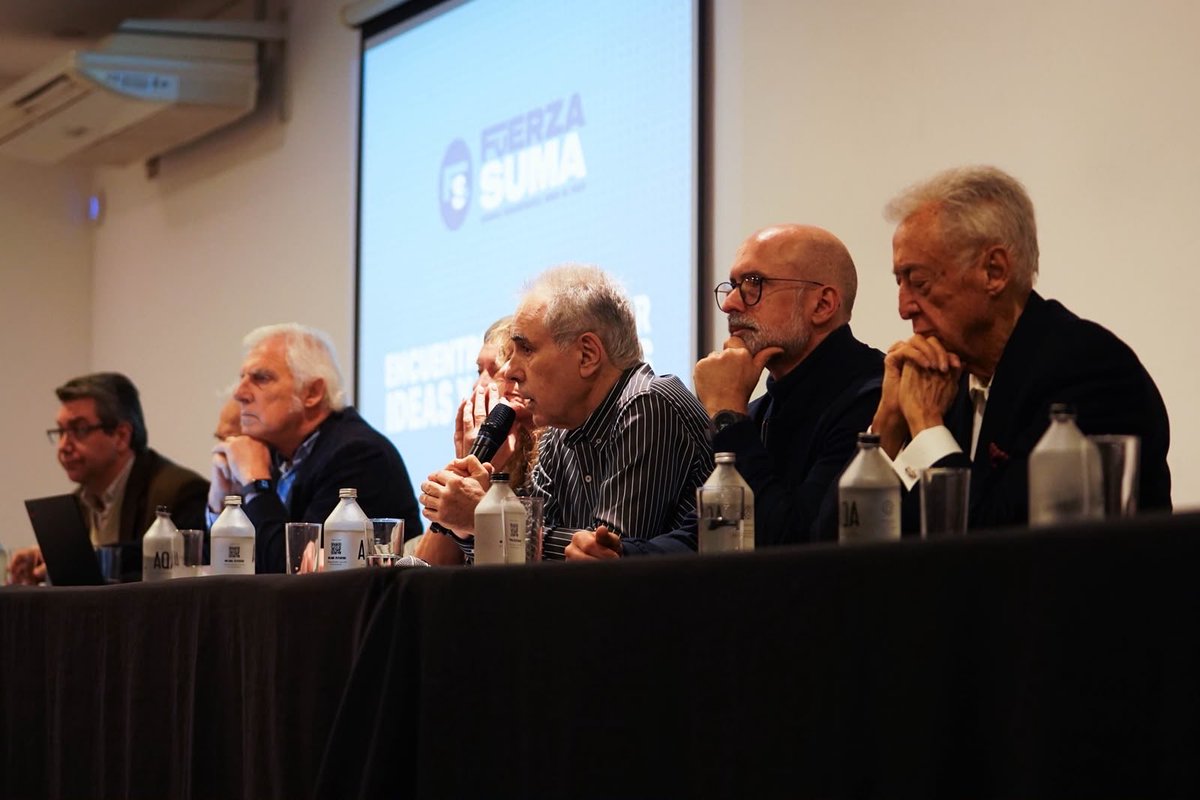 FuerzaSuma's tweet photo. 1º encuentro de Fuerza Suma+: sumar voluntades, unir al país. Más de 200 personas de distintos puntos del país. https://t.co/vXedY9F0Ju