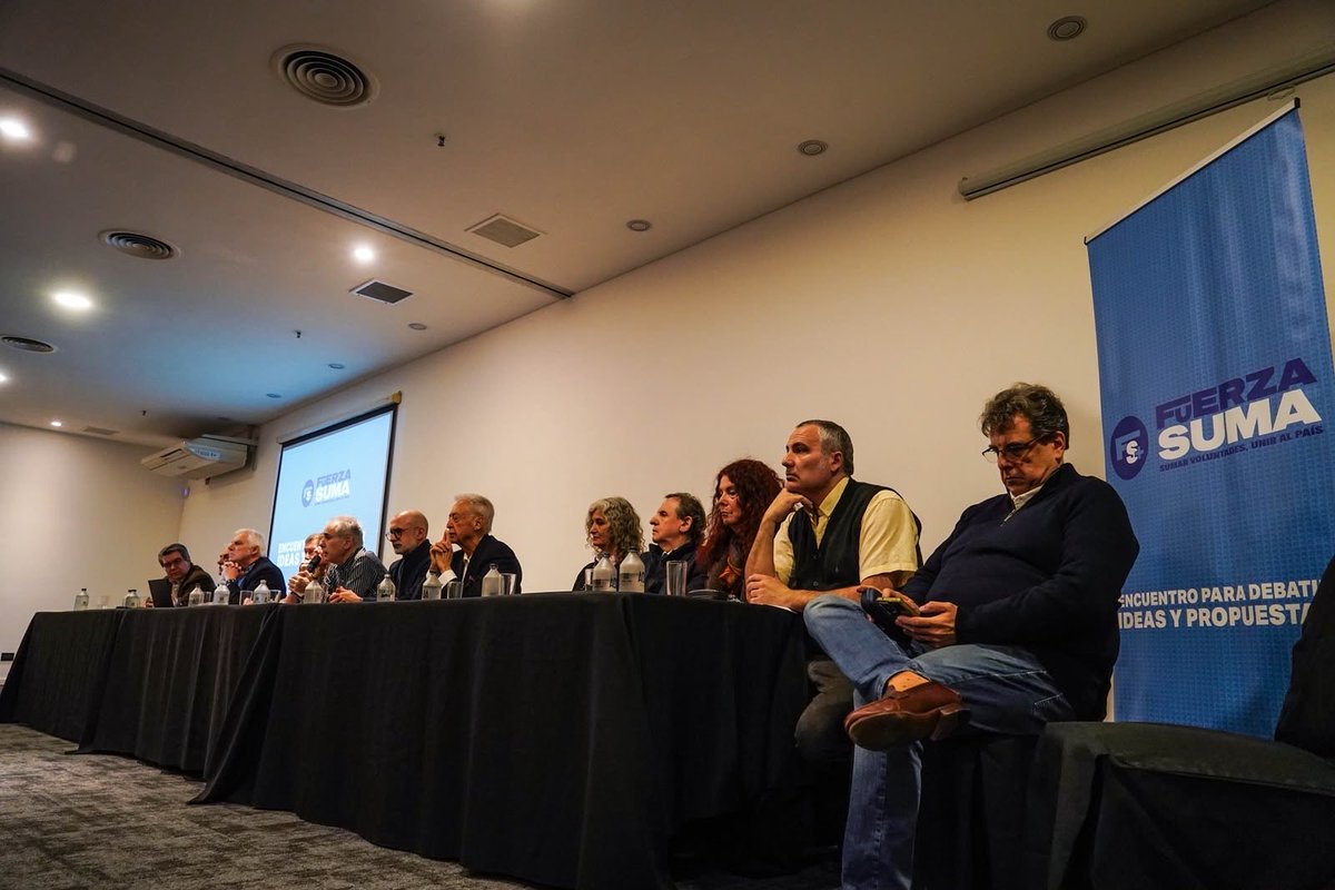 FuerzaSuma's tweet photo. 1º encuentro de Fuerza Suma+: sumar voluntades, unir al país. Más de 200 personas de distintos puntos del país. https://t.co/vXedY9F0Ju