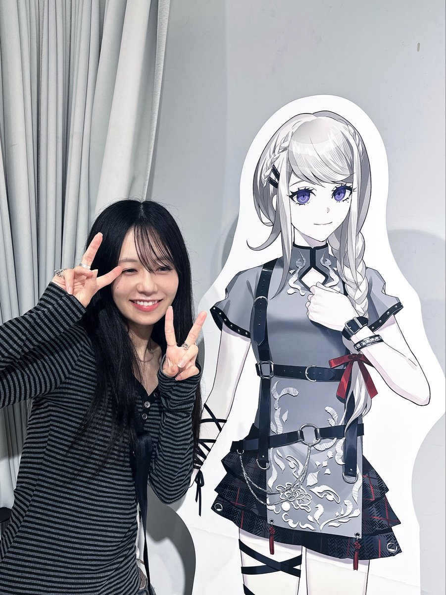 __momoka__ito's tweet photo. おきちゃんとハンドラのグッズゲットしに行ってきたー！！
チャイナ衣装かわいすぎて何買うかだいぶ悩んだ。
第二揃いました。8888
みんなビジュ良すぎ。
#ハンドラ 
#hundred_line https://t.co/p2UPLCV5gI