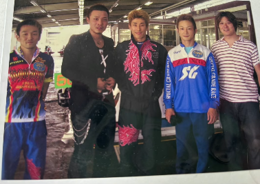 __blind_side's tweet photo. 垣外中勝哉さんに初めて連れて行って貰ったボートレース場(蒲郡)でボートレーサーに舐められて堪るかとばかりにイキって全身クロムハーツで決めて赤岩善生、原田幸哉、佐藤大介とピットで写真を撮る当時ベッカムヘアの加藤慎平さん https://t.co/9HWJsV48QZ