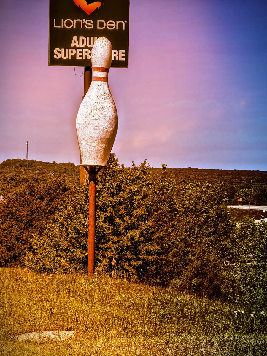 AlyseIrishpv's tweet photo. Route 66’s iconic giant bowling pin still stands outside the former Buckhorn Lanes in Waynesville. Built by Ted Williams in 1976, this towering piece of Ozark kitsch remains impossible to miss. https://t.co/mNJ0islQ3x
