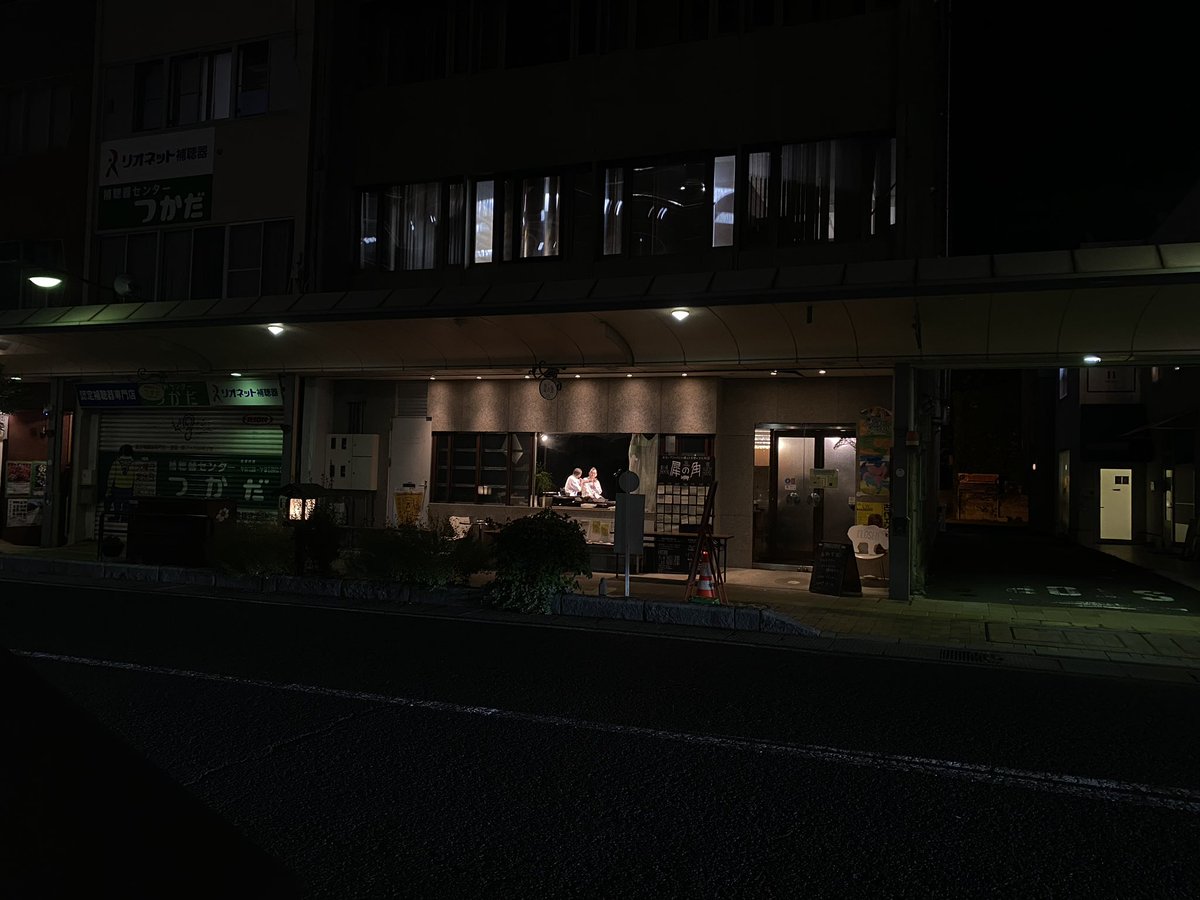 MOROHA_AFRO's tweet photo. 上田 犀の角、鬼丸さん、ありやした！

故郷の街の空気も含んだ外からの一枚

ライブ写真も撮ってくれたんだけど
今日はどうしてもこの写真で

この道を学生時代、毎朝通った
何かに悔しがりながら
何かを諦めながら

自分が写っているのに、どこかにかつての自分の面影がないかを探してしまいます https://t.co/oDZfOIO67O