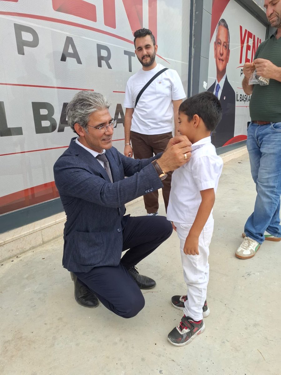 urfayeniparti's tweet photo. Partimize katılan yeni yol arkadaşlarımızın parti rozetleri, İl Başkanımız Sayın Bozan Sürücü tarafından takdim edildi.
Bu güzel buluşmaya ve yeni katılımların gerçekleşmesine katkı sunan İl Başkan Yardımcımız Muzaffer Köse’ye de emeklerinden dolayı teşekkür ediyoruz. https://t.co/ixL2MStd2O