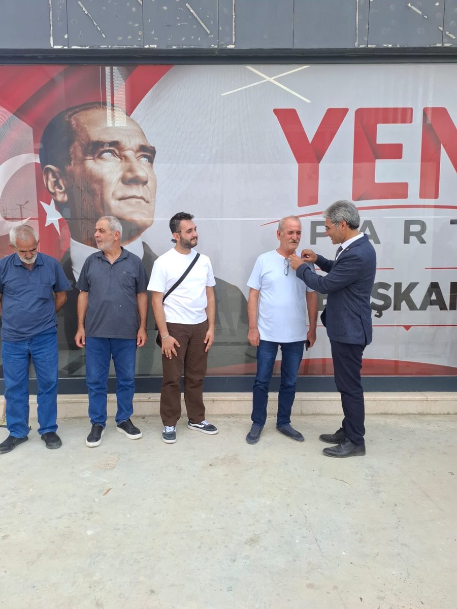 urfayeniparti's tweet photo. Partimize katılan yeni yol arkadaşlarımızın parti rozetleri, İl Başkanımız Sayın Bozan Sürücü tarafından takdim edildi.
Bu güzel buluşmaya ve yeni katılımların gerçekleşmesine katkı sunan İl Başkan Yardımcımız Muzaffer Köse’ye de emeklerinden dolayı teşekkür ediyoruz. https://t.co/ixL2MStd2O