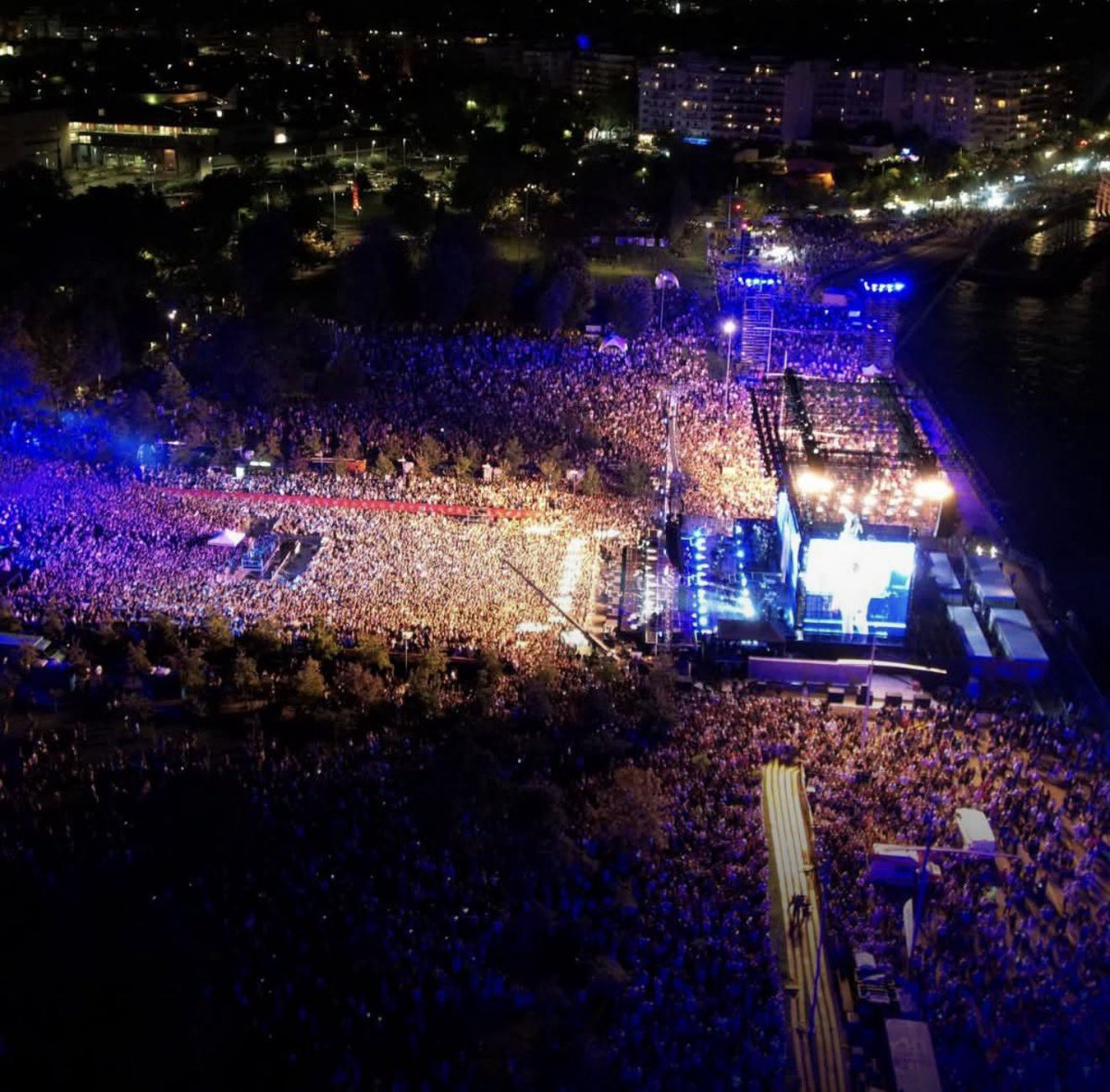 Nikosmoraitis's tweet photo. Στις 20:00:
Μπουρίνι, χαμός. Πανηγυρίζουν! «Ακυρώθηκε η συναυλία του Ρέμου!». «Θεία Δίκη!». «Ούτε ο Θεός δεν ήθελε να γίνει η συναυλία». «Ο Μαζώ πήρε την εκδίκησή του»!
Στις 22:00:
Η συναυλία έχει ξεκινήσει. Δεκάδες χιλιάδες άνθρωποι. Τι έγινε; Ο Θεός δε δίκασε; Θέλησε να γίνει η συναυλία; Ο Μαζωνάκης δε θέλησε να «εκδικηθεί»;

Η Καίτη Γαρμπή γλιστράει και πέφτει. Τα social γεμίζουν φωτό και βίντεο μίας γυναίκας που χτυπάει με δύναμη στο πάτωμα. «Καλά να πάθεις, είπες ότι ο Ρέμος είναι το καλύτερο παιδί, σπόντα για τον Μαζώ», «χαχαχα, πάρ’ την κάτω».

Όχι, παιδιά.
Ούτε ο Μαζωνάκης πήρε εκδίκηση, γιατί δεν ήταν εκδικητικός - πονεμένος ήταν.
Ούτε ο Θεός δίκασε για το αν θα γίνει ή όχι μία συναυλία.
Ούτε ο Θεός ούτε ο Μαζωνάκης από ψηλά ρίχνουν τις κατάρες που εσείς θέλετε.

Οι σκοταδόψυχοι είναι εδώ. Η χαιρεκακία είναι όλη δική τους.
Και -όσο κι αν πιστεύαμε το αντίθετο- δε διαχωρίζεται ανάλογα με το πολιτικό χρώμα πια.

Είναι αυτοί που πανηγύριζαν όταν γιαούρτωναν τον Νταλάρα.
Είναι αυτοί που έγραφαν για την Αλεξίου «τράβα σπίτι σου» κι ύστερα έκλαιγαν στα social παρακαλώντας «Χαρούλα, μια συναυλία ακόμα!»
Είναι αυτοί που έστελναν «στο βουνό με το ακριβό παλτό» την Μποφίλιου, και τώρα στέλνουν «στο σπίτι τους» τον Πάριο, τον Παπακωνσταντίνου, την Αρβανιτάκη. 
Είναι αυτοί που λένε «φύγε!» στους ανθρώπους που έβαλαν φωνή στη ζωή τους.

Και, για να μην ξεχνιόμαστε, είναι αυτοί που ανέβαζαν βίντεο από κάποιες «οριακές» εμφανίσεις του Μαζωνάκη τα προηγούμενα χρόνια και χαχάνιζαν, χωρίς να σκέφτονται τι μπορεί να περνάει αυτός ο άνθρωπος, και έκαναν viral τα βίντεο αυτά.

Είναι αυτοί οι ακροδεξιοί που πάντα έτσι ήταν.
Είναι κι αυτοί που μισούν την ακροδεξιά κι όμως τους νίκησε μέσα τους. Γιατί τους εμπότισε με το μίσος της. Όχι. Οι προοδευτικοί άνθρωποι κάποτε δεν ήταν έτσι.

Αυτός ο λαός πέρασε πολλά τα τελευταία 15 χρόνια. Ταλαιπωρήθηκε όσο ελάχιστοι λαοί, όμως αυτό δεν είναι άλλοθι μίσους. Όλο αυτό θα μπορούσε να γυρίσει σε πείσμα για κάτι θετικό. Δυστυχώς, δημιούργησε μία κοινωνία απελπισμένη, εξευτελισμένη, ανήμπορη να αντιδράσει. Υποταγμένη πλήρως, απέμεινε να νιώθει δυνατή μόνο όταν φωνάζει «ψόφο!».