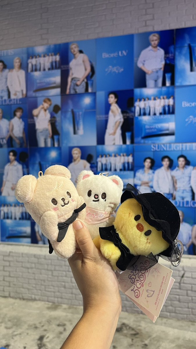 mehappiness1's tweet photo. เจอคุณพี่ stay น่ารักมากๆ แนะนำการซื้อแบบคุ้มค่าให้ น้องที่อยู่ประจำ pop-up น่ารักมากเช่นกัน 🥰
#BioreThailand #BioreUVxStrayKids #StrayKids #BioreEvent #eveandboysilom https://t.co/pUHF13EnLa