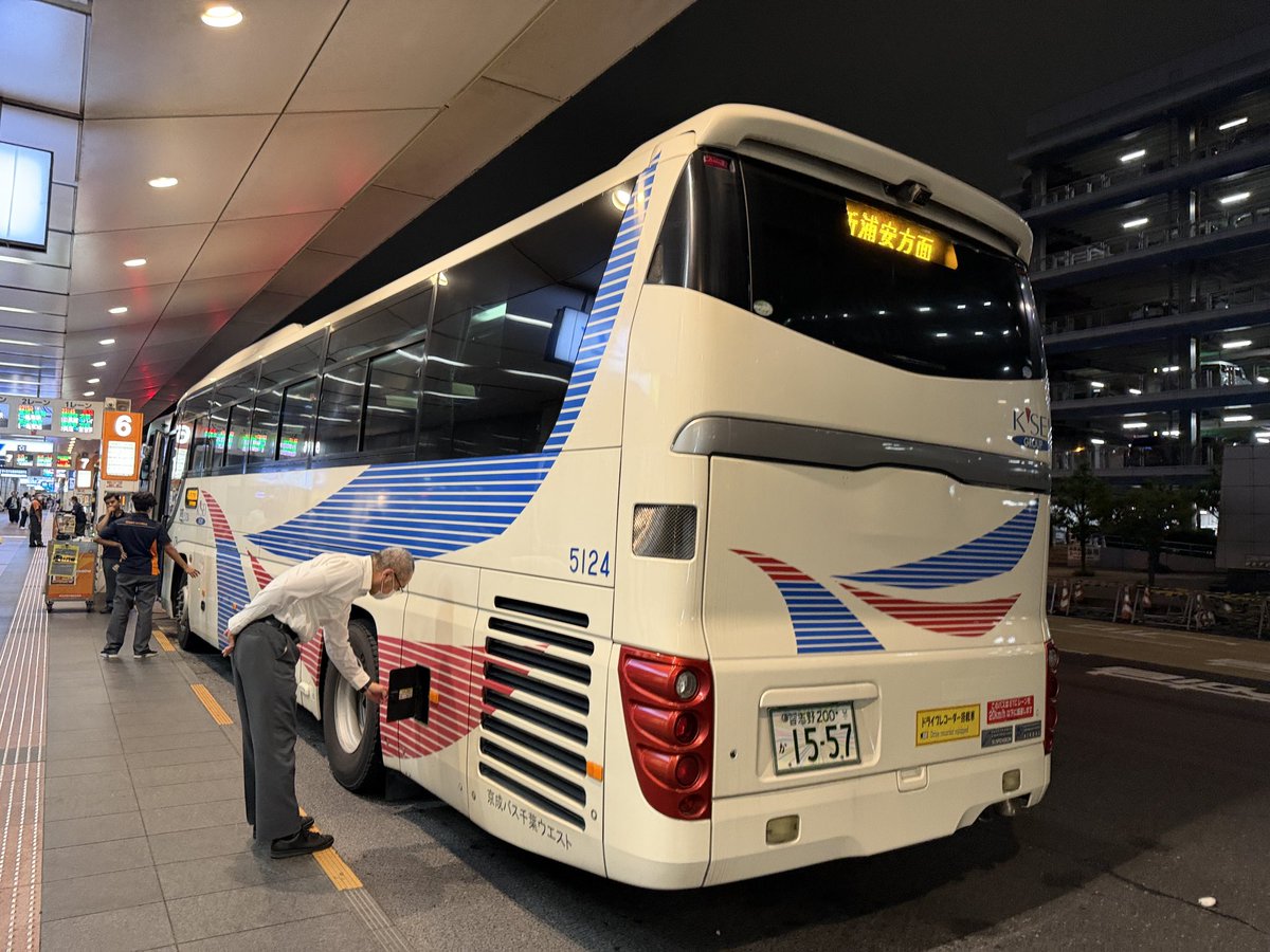 shio_ken's tweet photo. 羽田空港到着。松戸あたりまで遠回りして着陸するわ、ゲートはやたらと遠いわで、久しぶりに空港ダッシュでなんとか最終のリムジンバスに乗れたとか。これで電車を乗り継ぐより1時間早く帰宅できる。 https://t.co/qFAvfxOACa