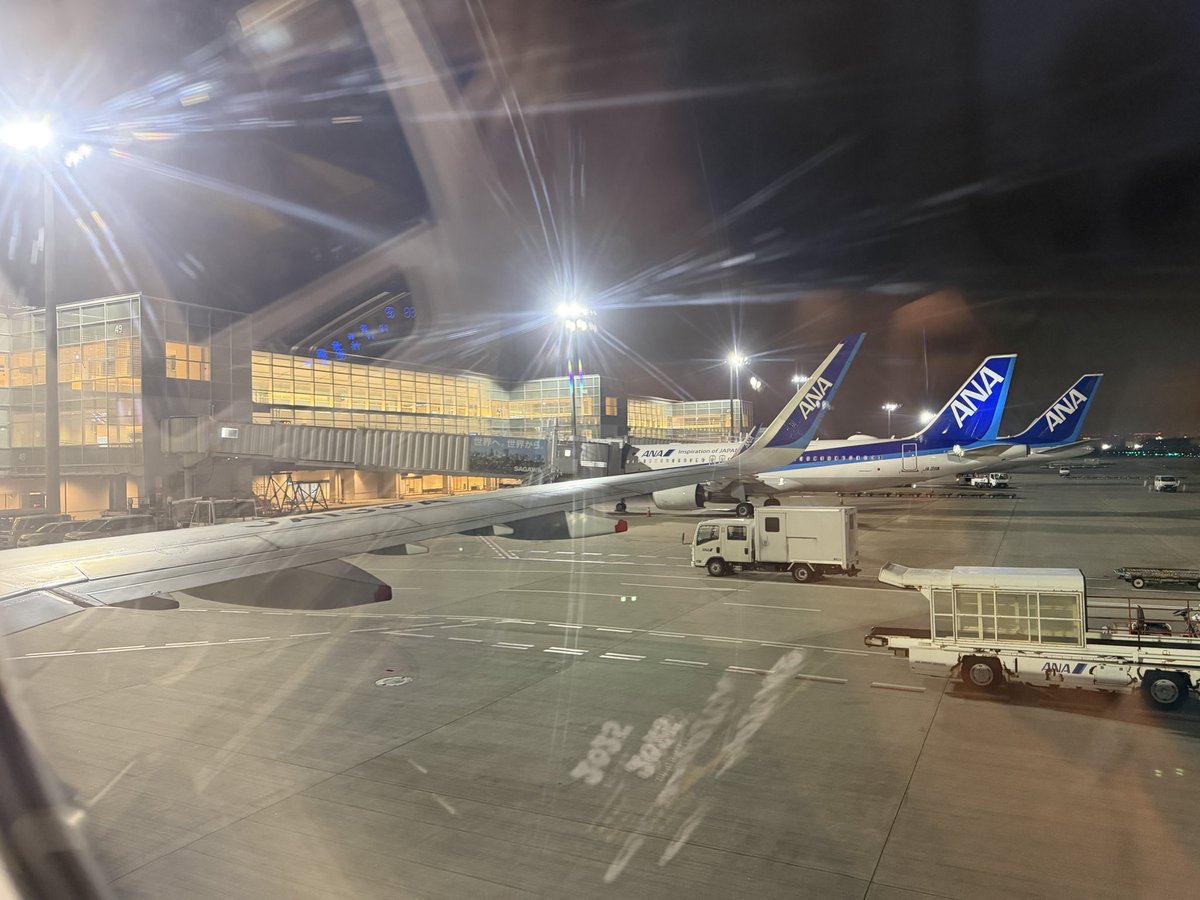 shio_ken's tweet photo. 羽田空港到着。松戸あたりまで遠回りして着陸するわ、ゲートはやたらと遠いわで、久しぶりに空港ダッシュでなんとか最終のリムジンバスに乗れたとか。これで電車を乗り継ぐより1時間早く帰宅できる。 https://t.co/qFAvfxOACa