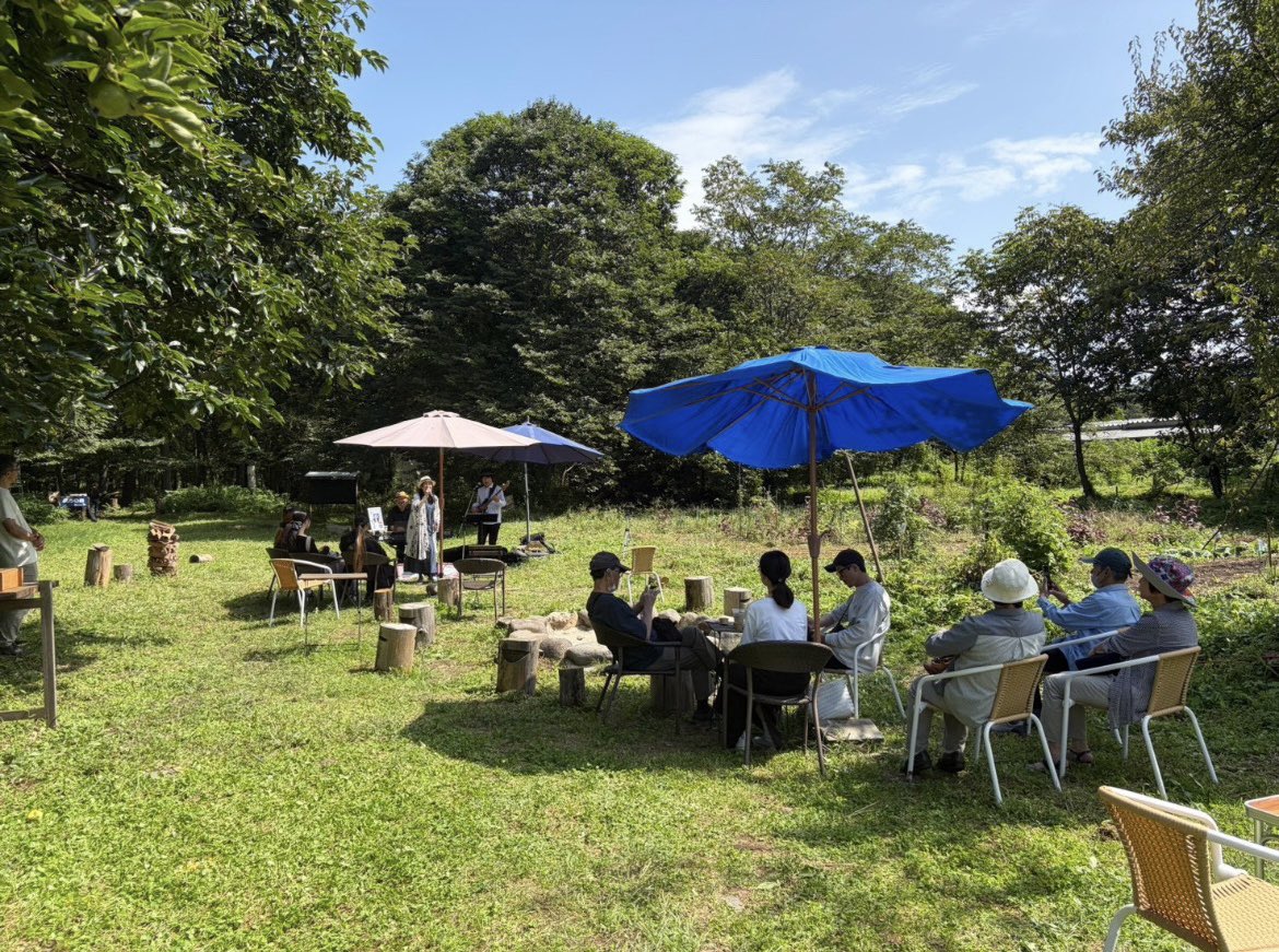 kissybass's tweet photo. kijibatoプチ東北ツアー2日目は米沢へ！

「里山ソムリエ」の森の中で演奏しました🌿
木々に囲まれて奏でるカーペンターズは、景色に溶け込むようで本当によく似合う。とにかく素敵な場所、素敵な時間でした！

皆さま、ありがとうございました！

#kijibato #カーペンターズ #米沢 https://t.co/Dt2V1Xu1Xh