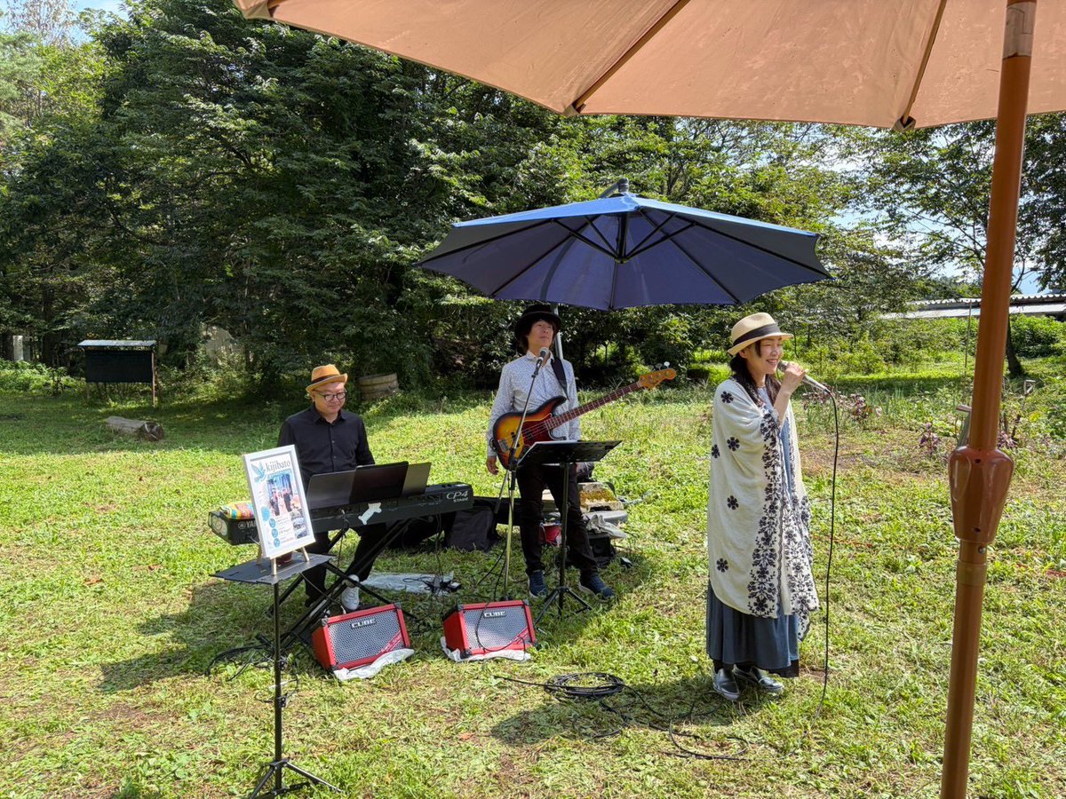 kissybass's tweet photo. kijibatoプチ東北ツアー2日目は米沢へ！

「里山ソムリエ」の森の中で演奏しました🌿
木々に囲まれて奏でるカーペンターズは、景色に溶け込むようで本当によく似合う。とにかく素敵な場所、素敵な時間でした！

皆さま、ありがとうございました！

#kijibato #カーペンターズ #米沢 https://t.co/Dt2V1Xu1Xh