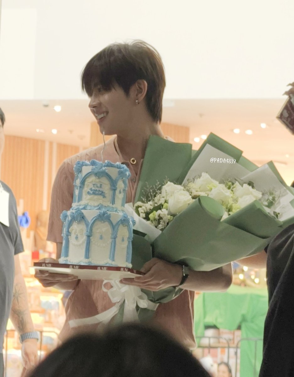 pada4839's tweet photo. เห็นอะไรที่คอน้องไหมมม กับเสื้อชมพูวอะะะ

TLE TURNS 28th
#28thMatimunBD
#28thHBDTLE https://t.co/hqczlIKZ47