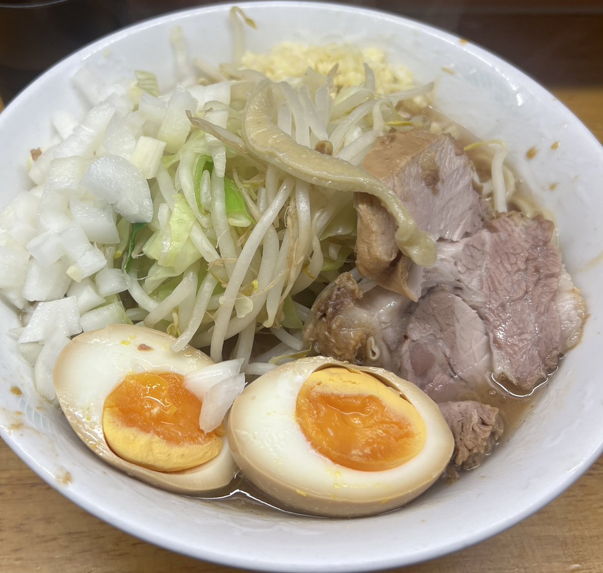 dalsegnojp's tweet photo. ラーメン二郎 立川店
麺200g 豚１枚 800円
味付煮玉子100円
玉ねぎ100円
ニンニク

到着時、限定メニューは残念ながら売り切れ😢
ラーメンはとても美味しかったです！
ごちそうさまでした https://t.co/QW9b3c6D8R