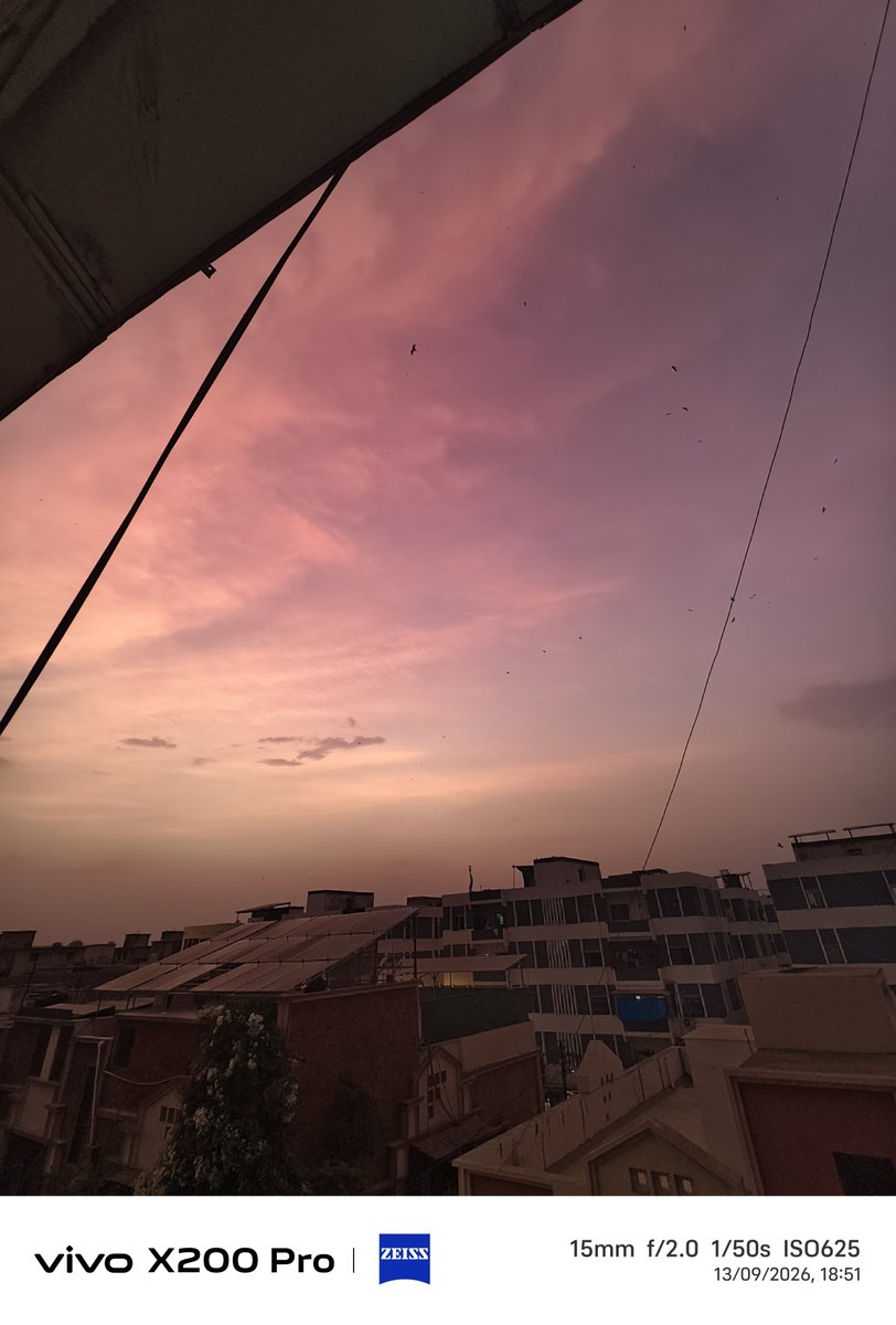 WeatherWupk's tweet photo. Sky Turns Orange over Karachi indicating Instability over upper and medium Levels 🧡 https://t.co/Zv458fwomQ
