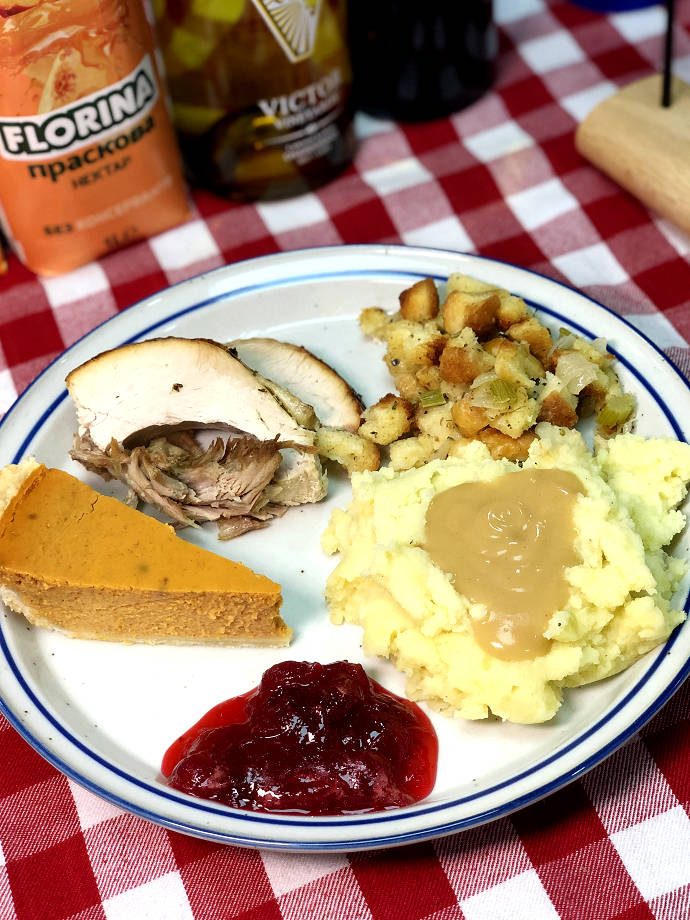 MarceneAvena's tweet photo. Thanksgiving Feast Alert! Slow-roasted turkey with cranberry glaze, creamy mashed potatoes u0026 homemade pumpkin pie—made with love just for you. Tag your feast buddy!  #ThanksgivingEats， https://t.co/4hKoMSfTF6