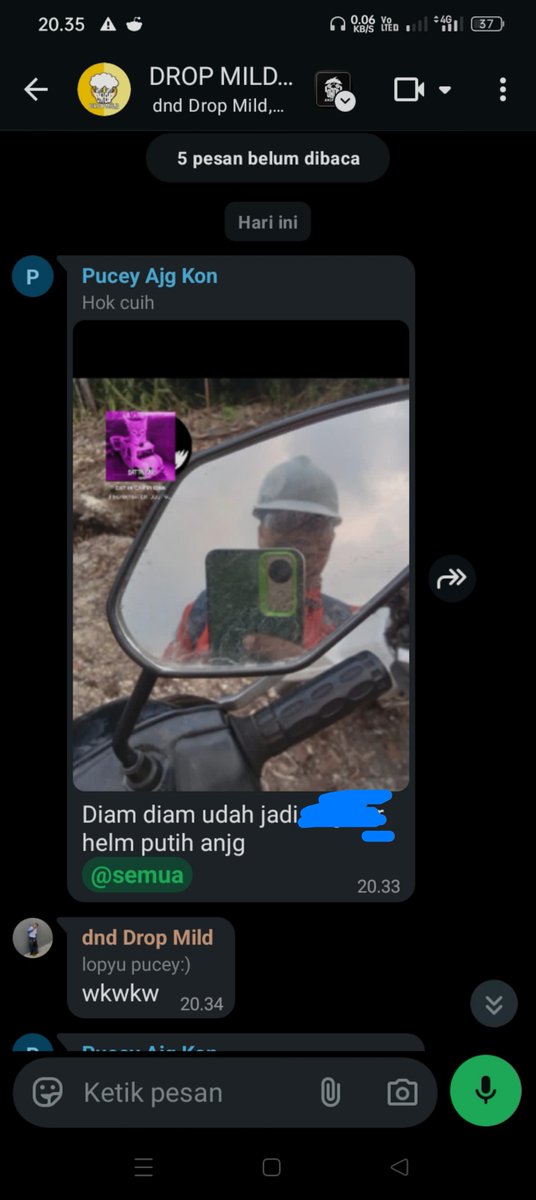 Zahid_prst's tweet photo. Pucey parah kali ah malah di doksing di grup story ku.kan jadi malu aku anjir seisi gb jadi tau kan aku kerja apa...mana ngetag semua lagi,noooo🤣

Btw kok dia bisa tau gw bagian apa padahal cuman foto gini doang? bukan jg jelas fotonya gegara debu🤔 https://t.co/UaCst9860L