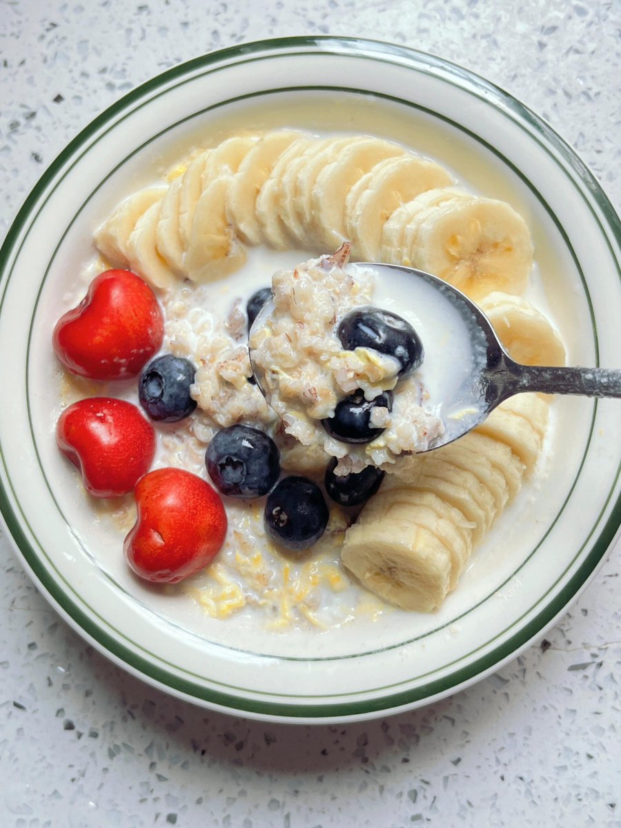 AndreBiddice6's tweet photo. Just enjoyed a cozy homemade oatmeal bowl with fresh blueberries and a sprinkle of cinnamon—perfect for a lazy Saturday morning! https://t.co/ZE60qYR56G