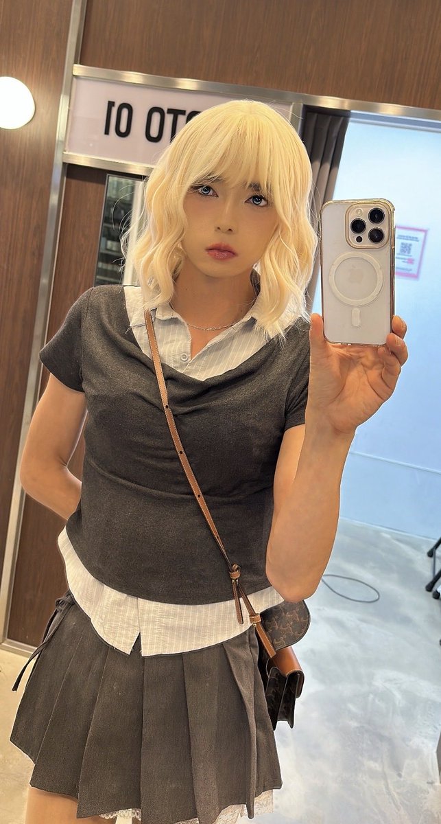 Right_Dawon's tweet photo. 여장 접습니다!!

나 예전에는 이런 사진 보면 
엄청 여장하고 싶은 욕구가 치밀어 올랐거든?
근데 이젠 전혀 하고 싶은 맘이 안 생기네?!
신기방기얌
드디어 길었던 여장 라이프 접을 수 있나보다.
낼은 헬스 등록해야지.
몸뚱아리 울퉁불퉁해지면 더 못 하겠지.

+ 사진보면 배 나와 보이는데
옷이 겁나 타이트한 거임;; 허리 68cm야