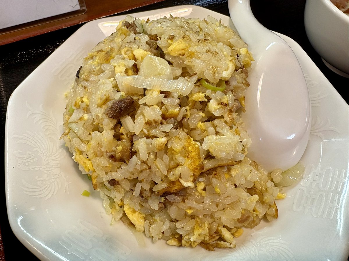 chobi3112's tweet photo. 今日は白いご飯の定食かなあ、なんて思いつつつしま通りかかったら空いてる！
って吸い込まれてつしま来たら炒飯は避けられず、ついでにここでは久しぶりの餃子も。
ふかふか炒飯美味かったー https://t.co/VAOw8sHbjH