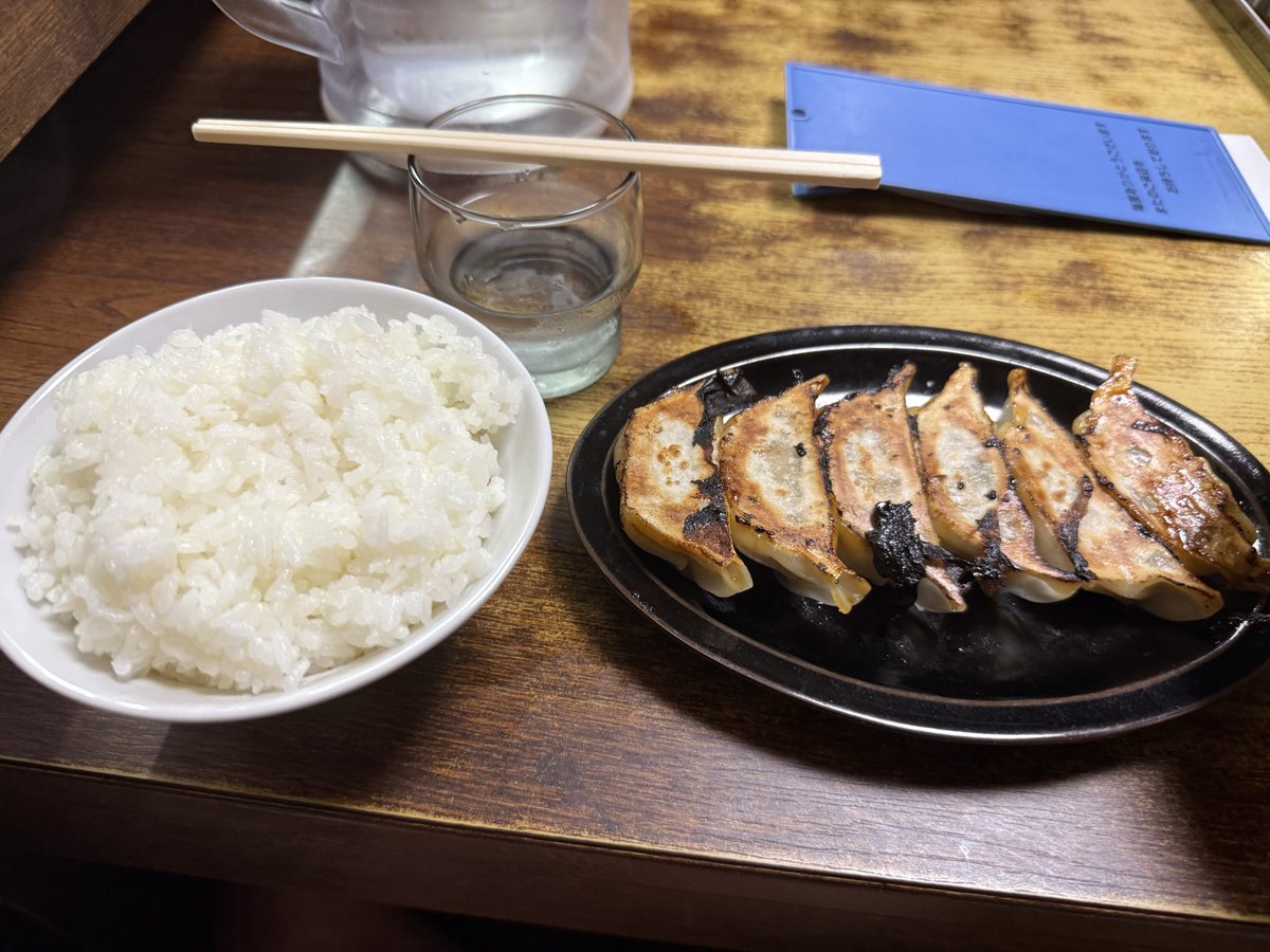 ejntv50's tweet photo. タテチンです｡昨日は地区委員会で松本に行きました
会議が終わってみんなで寸八に行きました
信州ラーメン四天王でもおなじみですね！
初だったのでスタンダードな特製豚骨醤油を頂きましたうまいよな‼️
ラーメンと餃子ライスは鉄板です☺️
辛ニラは辛いけどご飯すすむ🍚
#タテチン
#ラーメン
#寸八 https://t.co/svoHiY7GZy