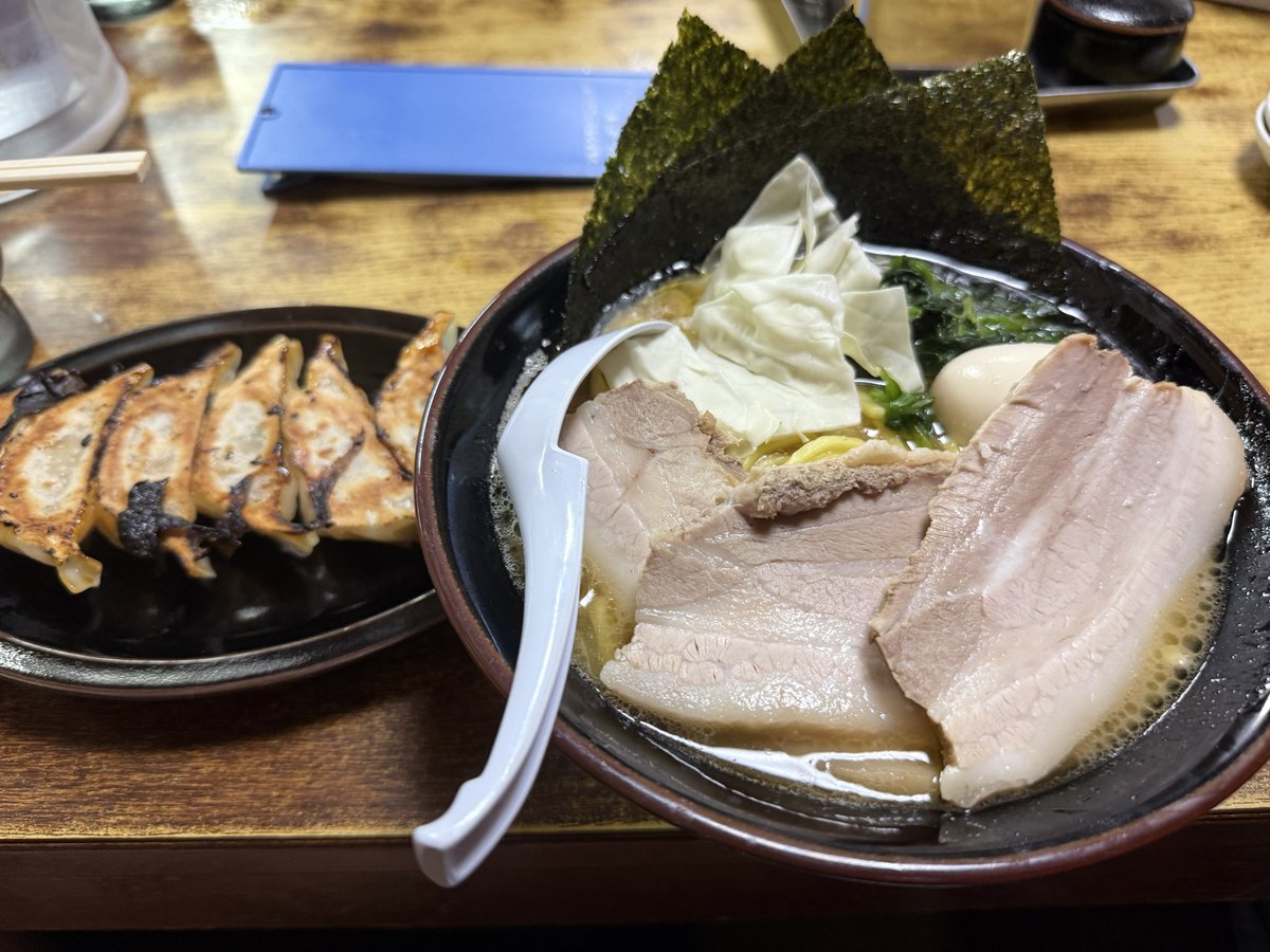 ejntv50's tweet photo. タテチンです｡昨日は地区委員会で松本に行きました
会議が終わってみんなで寸八に行きました
信州ラーメン四天王でもおなじみですね！
初だったのでスタンダードな特製豚骨醤油を頂きましたうまいよな‼️
ラーメンと餃子ライスは鉄板です☺️
辛ニラは辛いけどご飯すすむ🍚
#タテチン
#ラーメン
#寸八 https://t.co/svoHiY7GZy