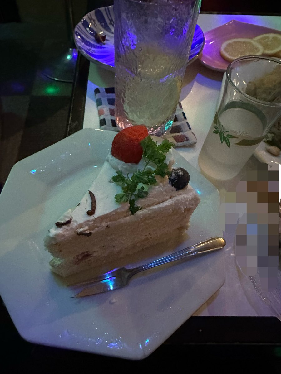 ayumin1923's tweet photo. 金曜日飲み行って誕生日の人いたから初めて夜のケーキ屋さんでケーキ買ったけど普通に美味しかった https://t.co/LPRtbPKpOB