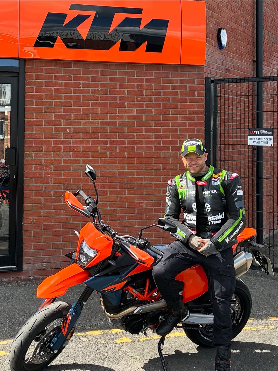 MagdaParmawk5h's tweet photo. Test rode the new 2026 KTM 690 SMC R today. Incredible brakes, suspension, gearbox and that legendary LC4 torque. Modern electronics and Wheelie Control make it a blast. A near-perfect everyday supermoto. https://t.co/ZHuEHWzDF2