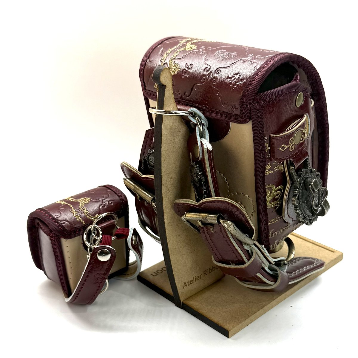 AshaLeather1's tweet photo. 思い出のランドセルが、新しいカタチに生まれ変わりました🎒✨

ワインレッド×ゴールドの素敵なデザインを活かして、一点一点大切にリメイク。

6年間の思い出を、これからもずっとそばに。

#ランドセルリメイク #ミニランドセル #ミニランドセル工房リボン https://t.co/S5ufnIuCdk