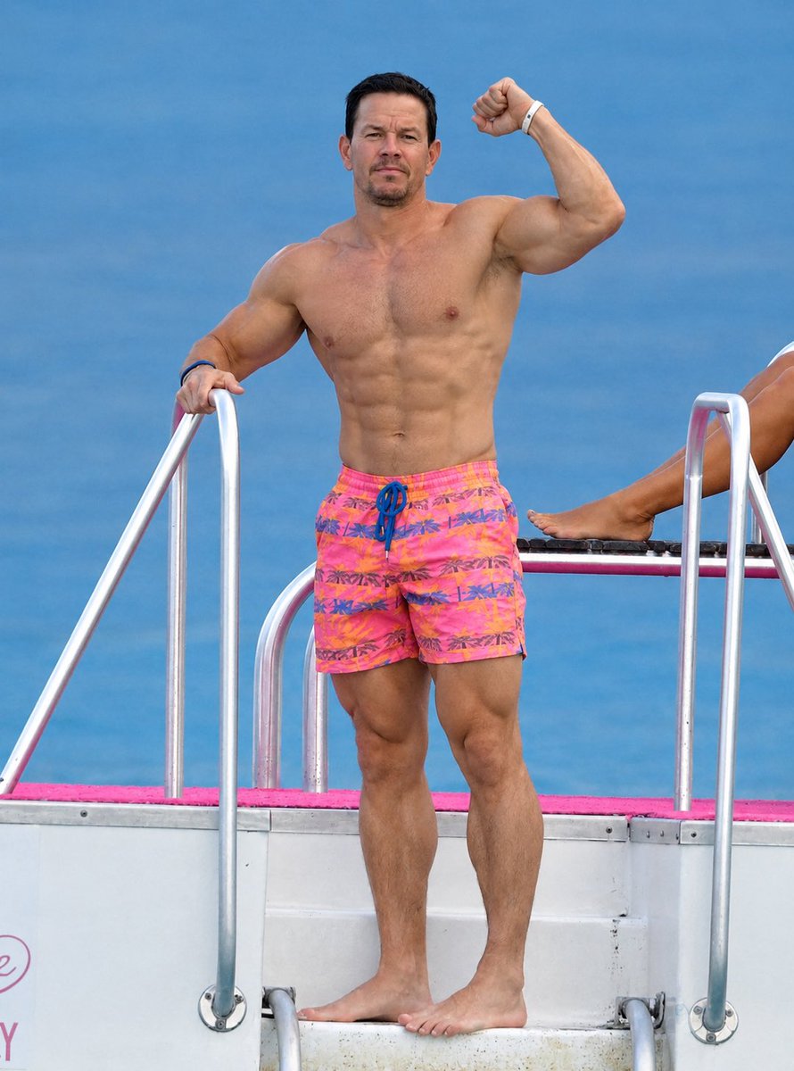 praiseleven's tweet photo. Mark Wahlberg showing off his ripped abs at Age 55 https://t.co/kv3unm9HVo