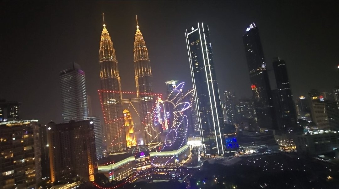 JT_Valor's tweet photo. Had a great time chilling with the local crew and watching the drone show from the Sky Bar at Traders Hotel! https://t.co/4OBEJl8CuX
