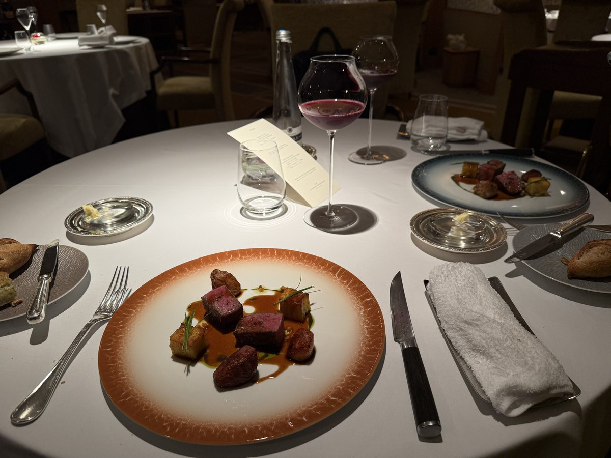 morimotoshoji's tweet photo. 「高級レストランで一緒に食事をしてほしい」という依頼。12年前に離婚してからずっと独身で、恋人もいないので高級レストランに入りづらくなっているが、誕生日月なのでご馳走は食べたいとのこと（したい話の内容的に友人や家族は誘いづらかったらしい）。結婚してすぐ不倫され、自信を喪失するなか美輪明宏さんに相談し、「相手の方が上だったらあなたのところに帰ってきていませんよ」「『私の勝ち』と誇っていればよろしい」との言葉をもらい、それを支えに結婚生活を続けるもまた繰り返し不倫されさすがに無理になったそう。出てくるすごい料理にはしゃぎながら、元夫やその不倫相手たちがいかにヤバい人間だったかを語られた。ひとしきり語り終えると「もう帰っちゃいましたけど、実はあそこのテーブルに彼いました、今の奥さんと」と衝撃の事実を告げられた。元夫が毎年結婚記念日にここで食事することを突き止めていたらしく、せっかくなのでその様子を眺めながら話したかったんだそう。ヒェー！