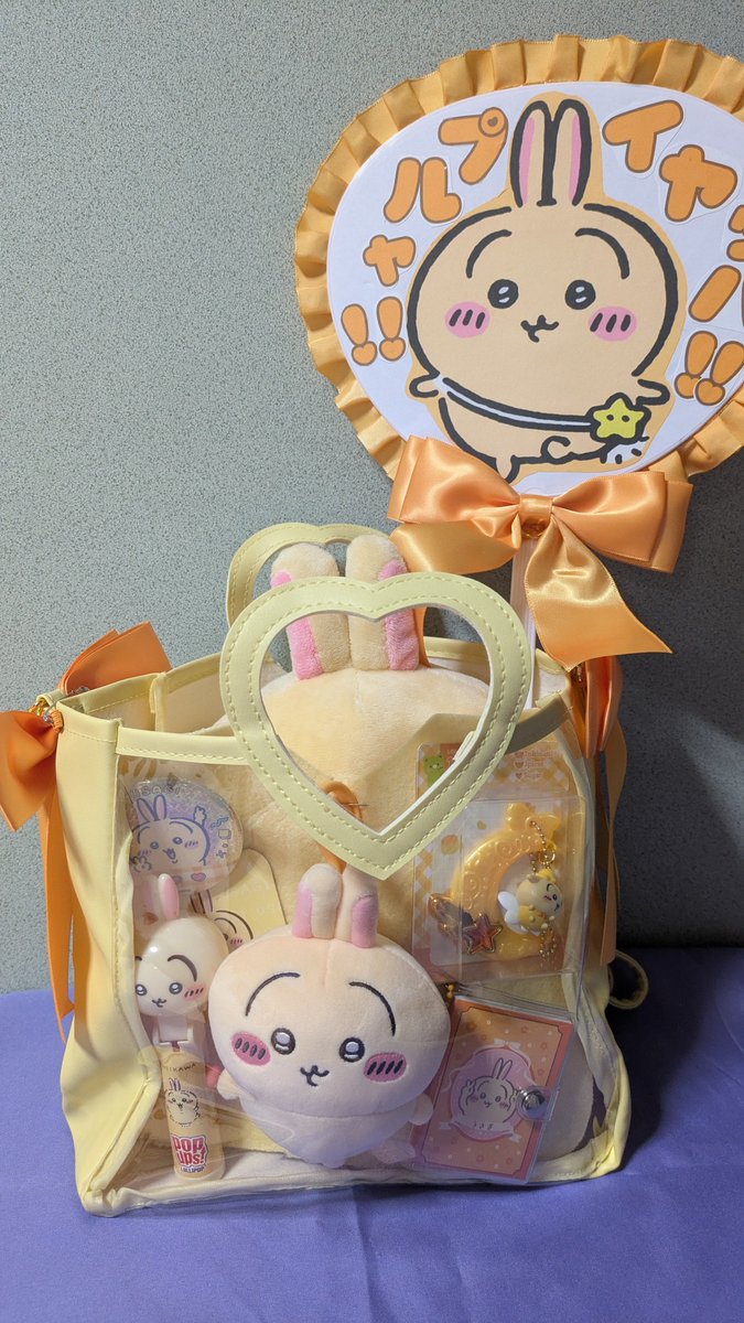 chikokage's tweet photo. 明日、ちいかわの4DXを観に行くので、痛バ作ってみたよ💛

DAISOとSeriaを駆使して、自分好みにリボンをつけてアレンジ🎗️✨️

大きなうさぎは、たまたま出会って、迷ったけど、ちいかわのために、スイカの種でモモンガ撃退する話好きすぎるからお迎えし、連れて行くことにした🍉

明日楽しみすぎる💛 https://t.co/UIsILYA9Tn