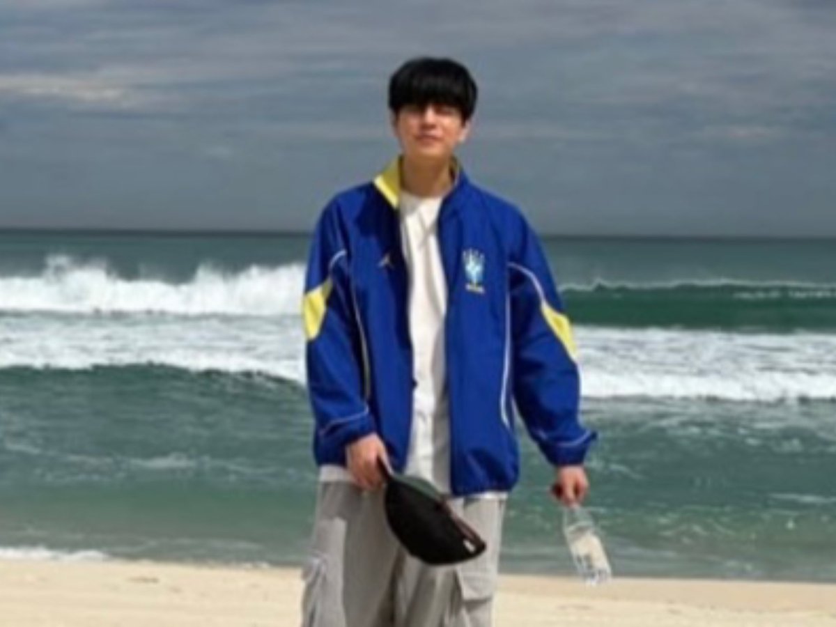 hyunminner's tweet photo. puppy is so happy at the beach !! https://t.co/XSuojnYkDf