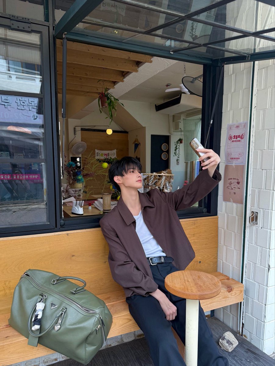 SRRN46's tweet photo. どこへ行くにもこのどデカかばん持ち歩いててかわいい💕
物を大切にする素敵な人
#andTEAM
#JO https://t.co/QhDS2GuLai