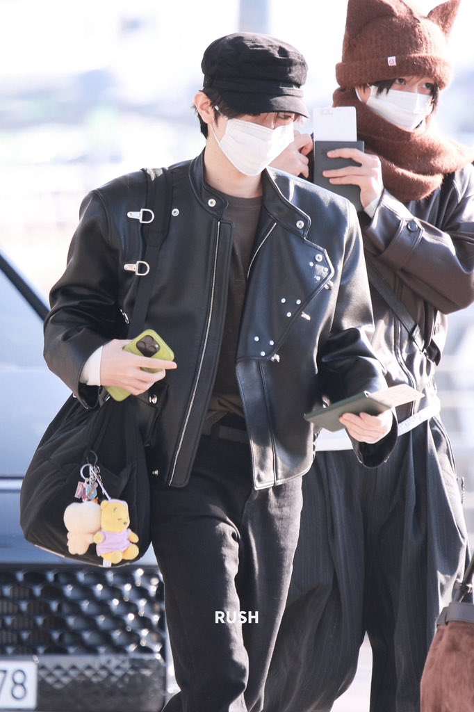 NCTDAOYlNG's tweet photo. ryo and hanbin both have doyoung’s dogungbbang doll 🥹 https://t.co/RDn0J3fbXj