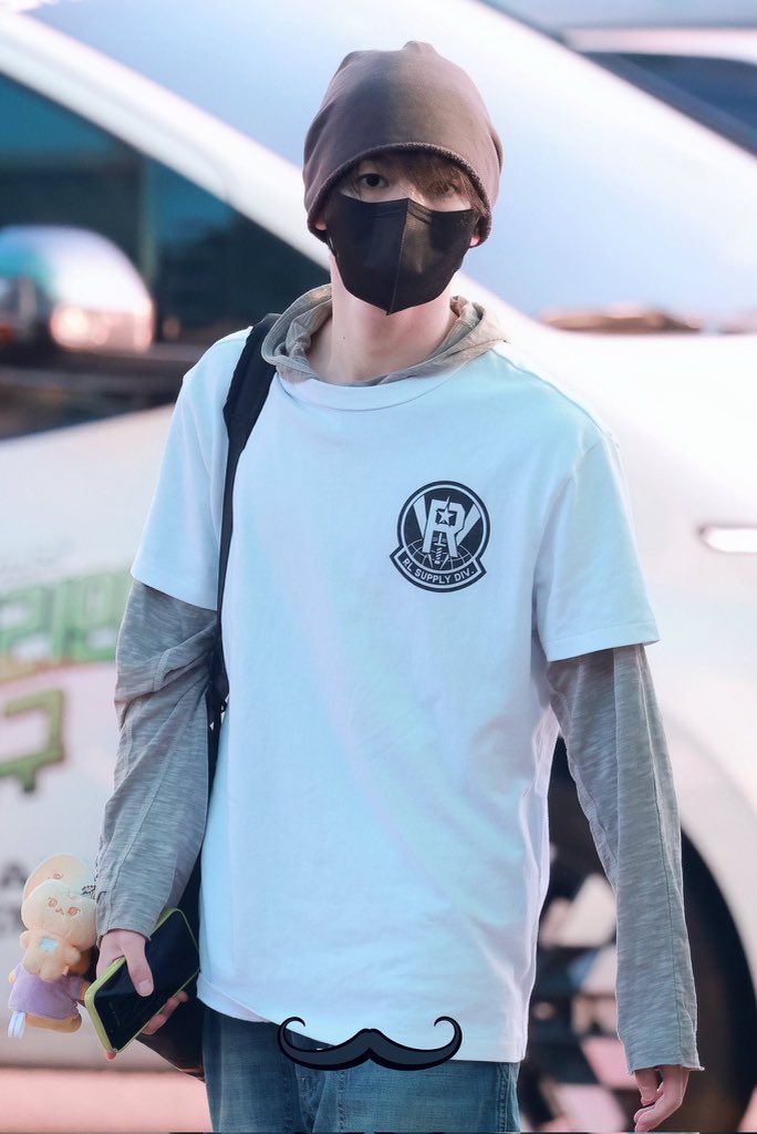 NCTDAOYlNG's tweet photo. ryo and hanbin both have doyoung’s dogungbbang doll 🥹 https://t.co/RDn0J3fbXj