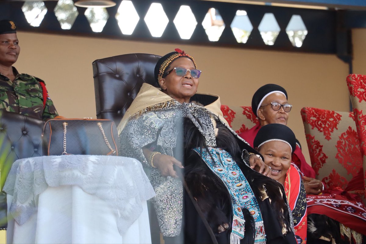 EBISRADIO's tweet photo. π HER MAJESTY ARRIVES AT THE ARENA!
Her Majesty Indlovukazi has arrived at the arena at Mbangweni Royal Residence.
#EBISRadio #Umhlanga2026 #ShiselweniReedDance #EBISNews #WeAreEBISRadio https://t.co/OqeuuaT5MI