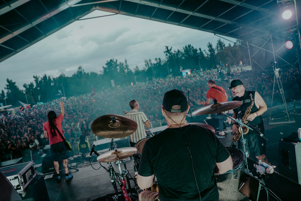 LessThanChris's tweet photo. Holy moly, Mexico City was electric! Thanks to @VansWarpedTour for inviting us to play. It was our 456th time on a Warped Tour stage, and the pleasure was all ours. Oh, and the crowd…you all sang louder than the PA! Unreal. Muchas gracias! 

📷: @gavfrontrow https://t.co/fHifBZ2brb