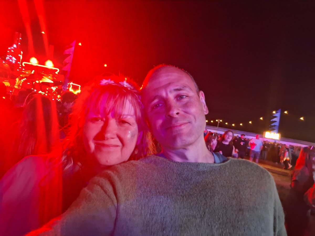 Succourer1982's tweet photo. Party in the Park, Luton with my bestie. Great day out watching The Hoosiers, The Feeling, Punjabi MC, Olivia Lynn, Rickie &amp; Melvin, and headliner - The Kaiser Chiefs. Thank you to the organisers and to all the acts for your time!  

#Luton #PartyinthePark #Saturday #KaiserChiefs https://t.co/6UjKXKxEUr
