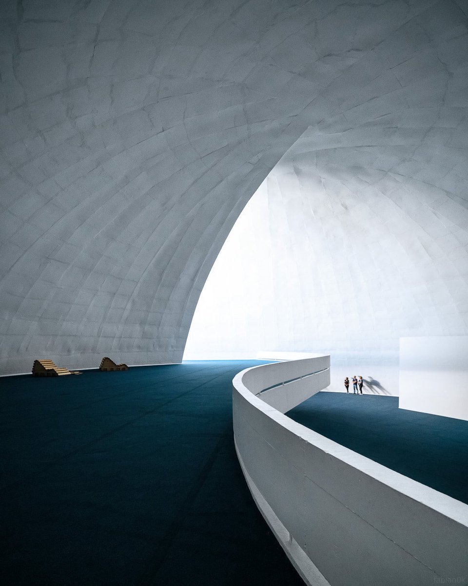CIdentidade's tweet photo. Existe algo poético nos corredores formados pelas curvas das obras do Niemeyer. Parece algo de um futuro distante, o silêncio que a imagem transmite é ensurdecedor mas cativante.

Entendia pouco da arte o velho https://t.co/W64djaFZM0