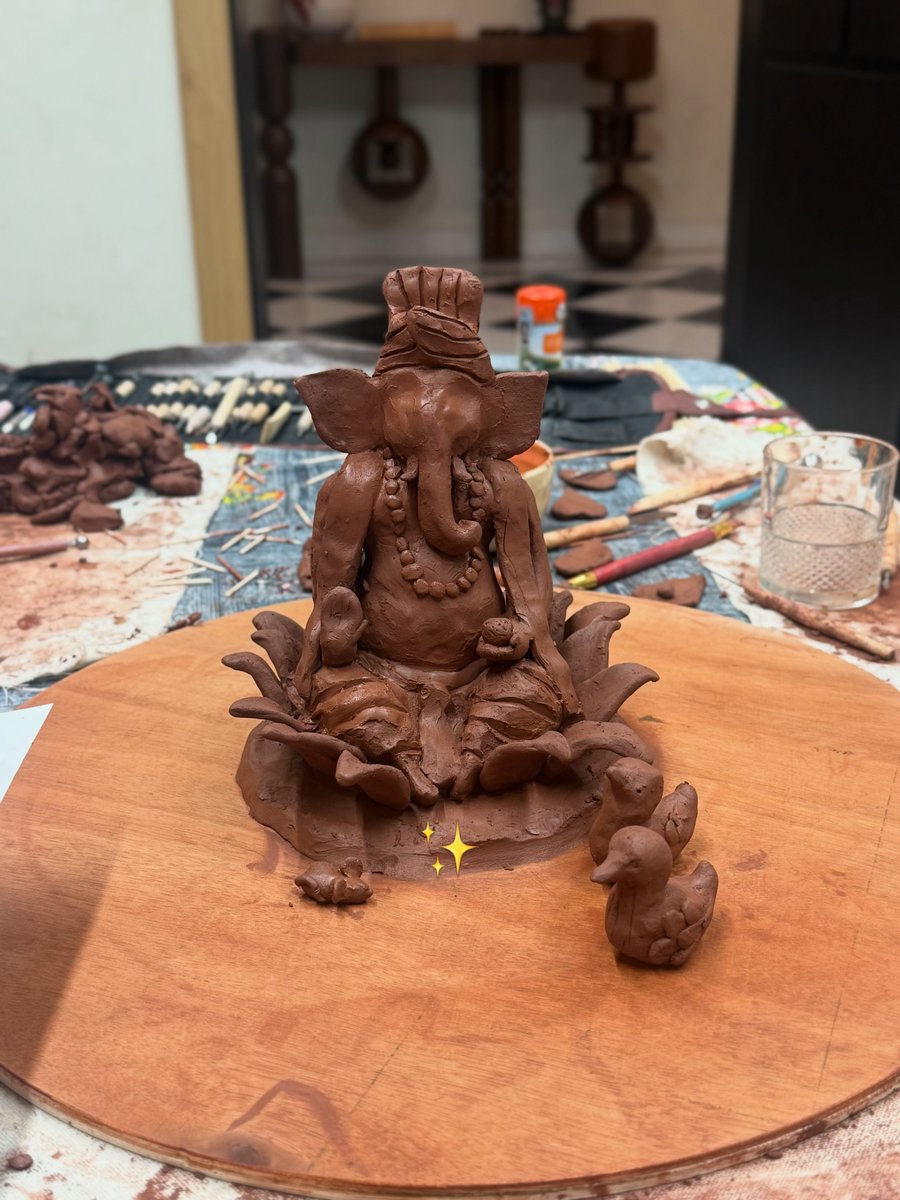 telugufilmnagar's tweet photo. Man Of Masses #NTR hosted a clay workshop at his house on the eve of #GaneshChaturthi 😍🔥

#Dragon #TeluguFilmNagar https://t.co/iiuZL64O50