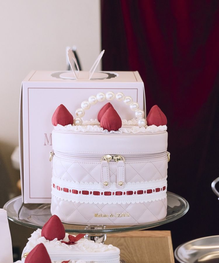 MaisondeFLEUR1's tweet photo. ＼いちごのホールケーキをバッグに🍓／

Anniversaire Collection「Buffet de gâteaux」から、いちごのホールケーキをイメージした2WAYバッグが登場。

パールハンドルやキルティングに加え、いちごをイメージしたはしごレースや、ホイップクリームのようなフリルまで細部にこだわりました🍰

ストライプクラブ先行販売9/15(tue)20:00～
ルミネ池袋店：9/17(thu)～
全国SHOP：9/18(fri)～
ZOZOTOWN：9/18(fri)12:00～

デザインの詳細はこちら▽
https://t.co/F6BNOfKn3k