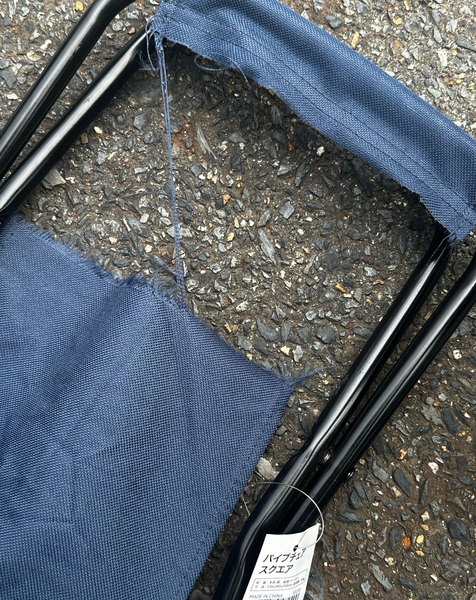 makinotoru's tweet photo. 野外イベにて簡易椅子お借りしたら
数分後、布部分ぶち敗れて尻もち着くと同時に
後ろに倒れて腕擦りむいたんやけどwwwwwwwwwww
1人フリーフォール？wwwwwwwwwwwww

それか罠？ https://t.co/ESndhtJSWD