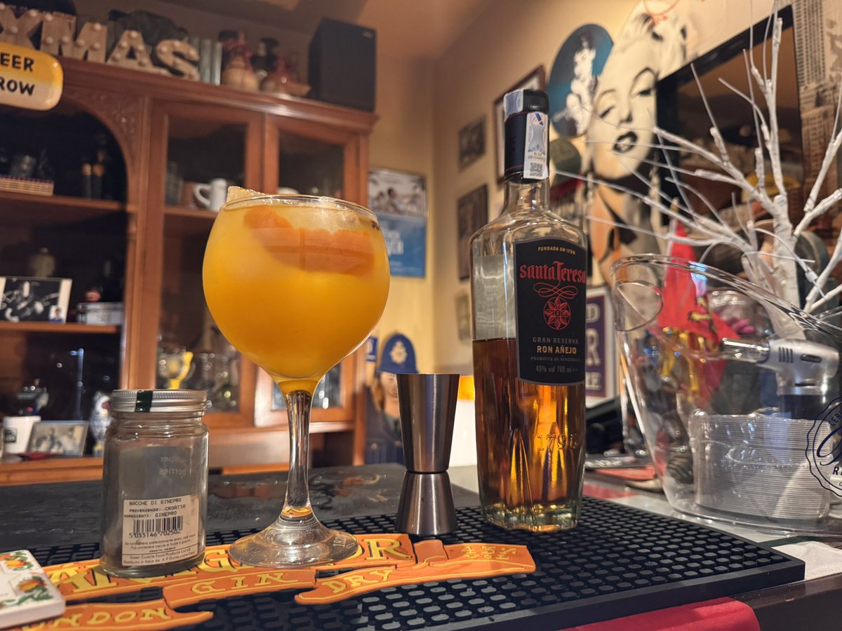 pgsarria's tweet photo. El Santa Teresa es al ron lo que el Seagrams a la ginebra. Por asegurar. Cubalibre de naranja en #MiBar https://t.co/SjBPyl0j1Y