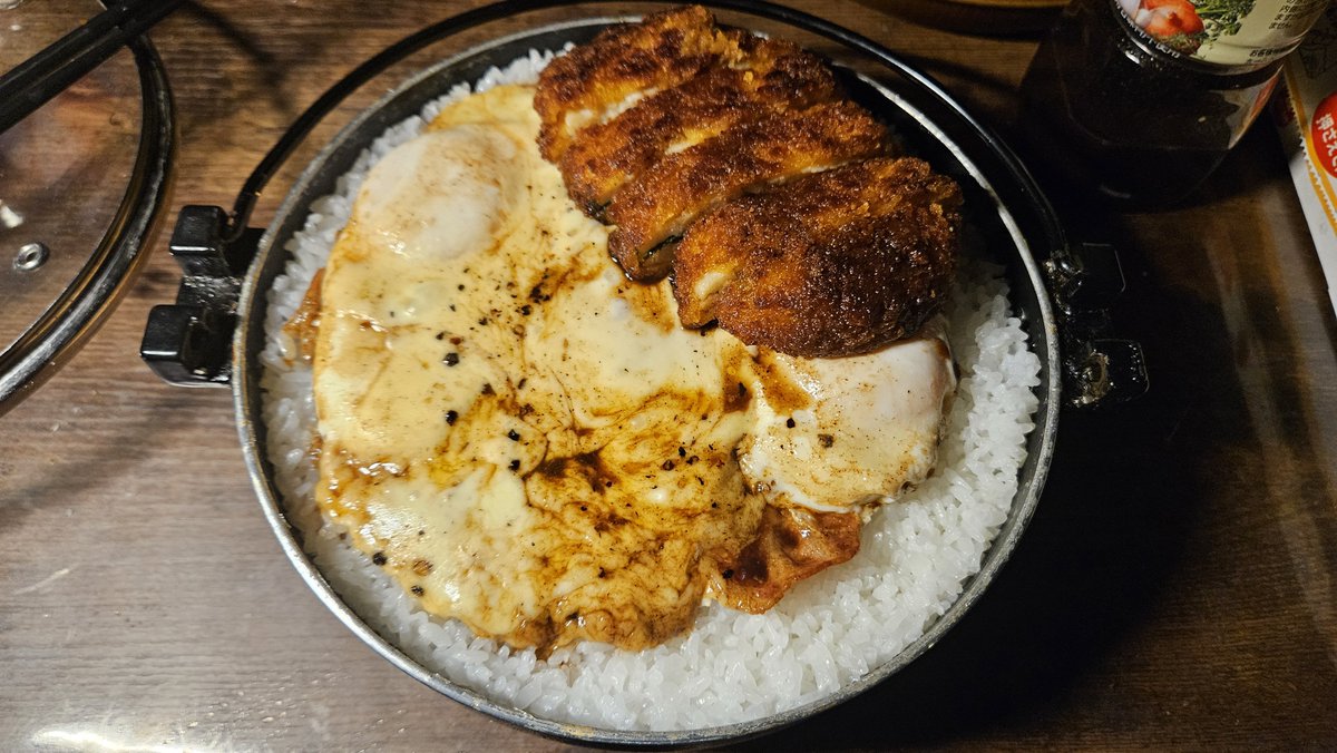 VCagura's tweet photo. (´・∀・)今日の晩飯

(´ω`)ベーコンチーズエッグ丼鍋(ローソンで買った大葉チーズチキンカツのオマケ付き)

＃食事 https://t.co/ejCchQtovX