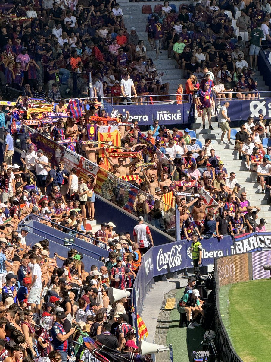 perifollogarcia's tweet photo. A ver @Tebasjavier @laliga @rfef 

Banderas independenguarras!!

Esto se puede sacar en un campo de fútbol de vuestra corrupta liga?? https://t.co/TJb0Xk4BzG