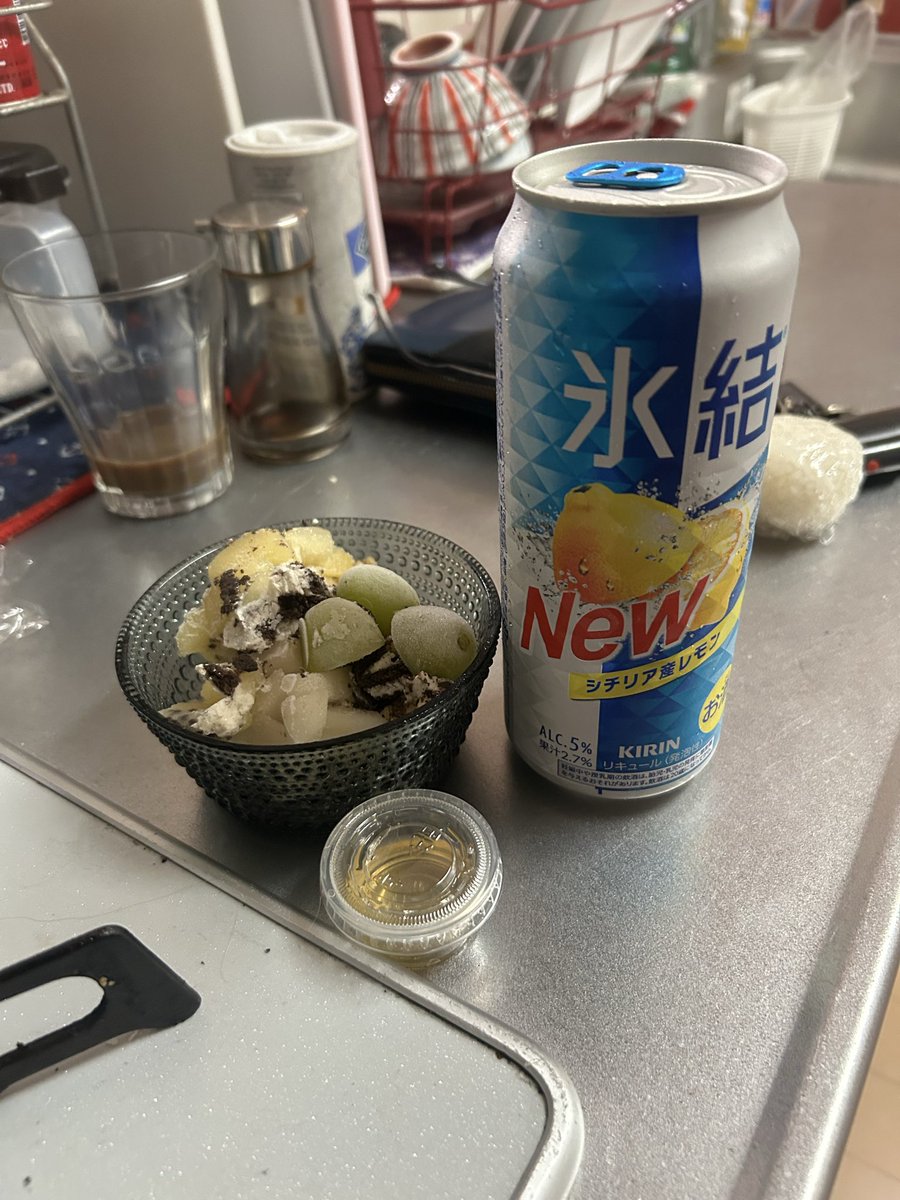 TNehjn's tweet photo. 本日の晩酌
廃棄になったアサイーと氷結 https://t.co/c8oTPrUtvj