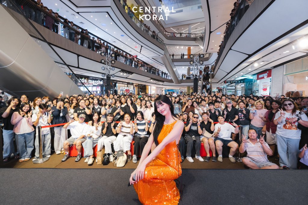 central_korat's tweet photo. 📸 ภาพบรรยากาศ Meet &amp; Greet จิงจิง ยู #CelebrateMomentxJingJingyu วันนี้ที่เซ็นทรัล โคราช 🫶🏼🧡

ขอบคุณทุกคนที่มาร่วมสร้างความทรงจำฉลองโมเมนต์สุดพิเศษ แล้วพบกันในงานหน้า 🥰

📍 ศูนย์การค้าเซ็นทรัล โคราช

#CentralKorat 
#LifeSoFull #ใช้ชีวิตให้สุด
#CelebrateTheMoment https://t.co/3RgEZfEyqu