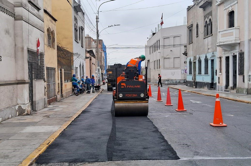 MuniLima's tweet photo. #CercadoDeLima | 🚧 A través de la Gerencia de Servicios a la Ciudad y Gestión Ambiental rehabilitamos más de 7 mil m² de pistas y renovamos más de 10 mil m² de señalización horizontal, mejorando la transitabilidad y fortaleciendo la seguridad de conductores y peatones. 

#Lima #Pistas #SeguridadVial #MML